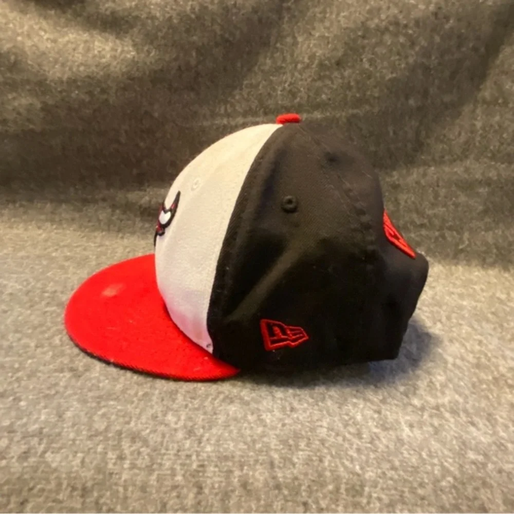Chicago Bulls Snap Back Hat Red White Cap One Size Hard‎ Wood Classic New Era
